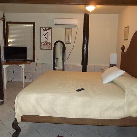 Fosters West Bay Resort Esterno foto