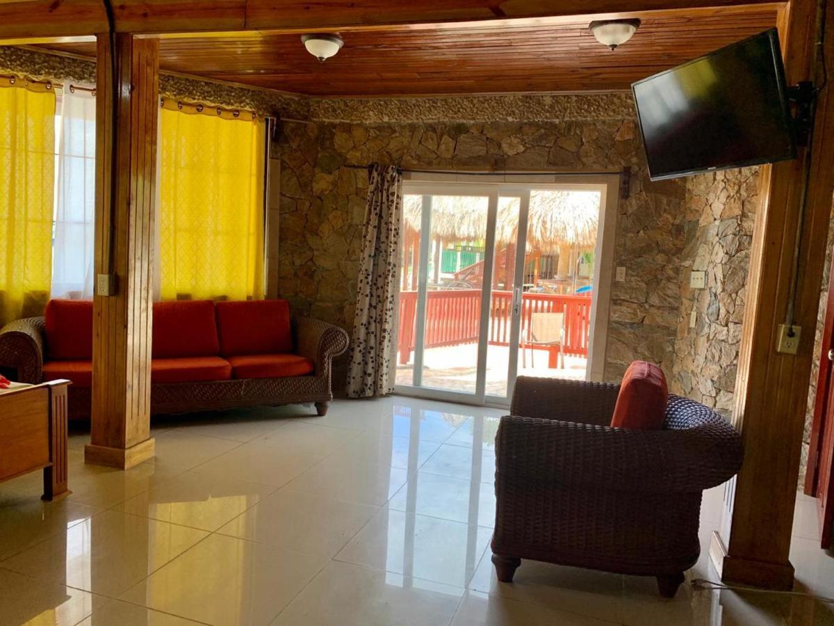 Fosters West Bay Resort Esterno foto