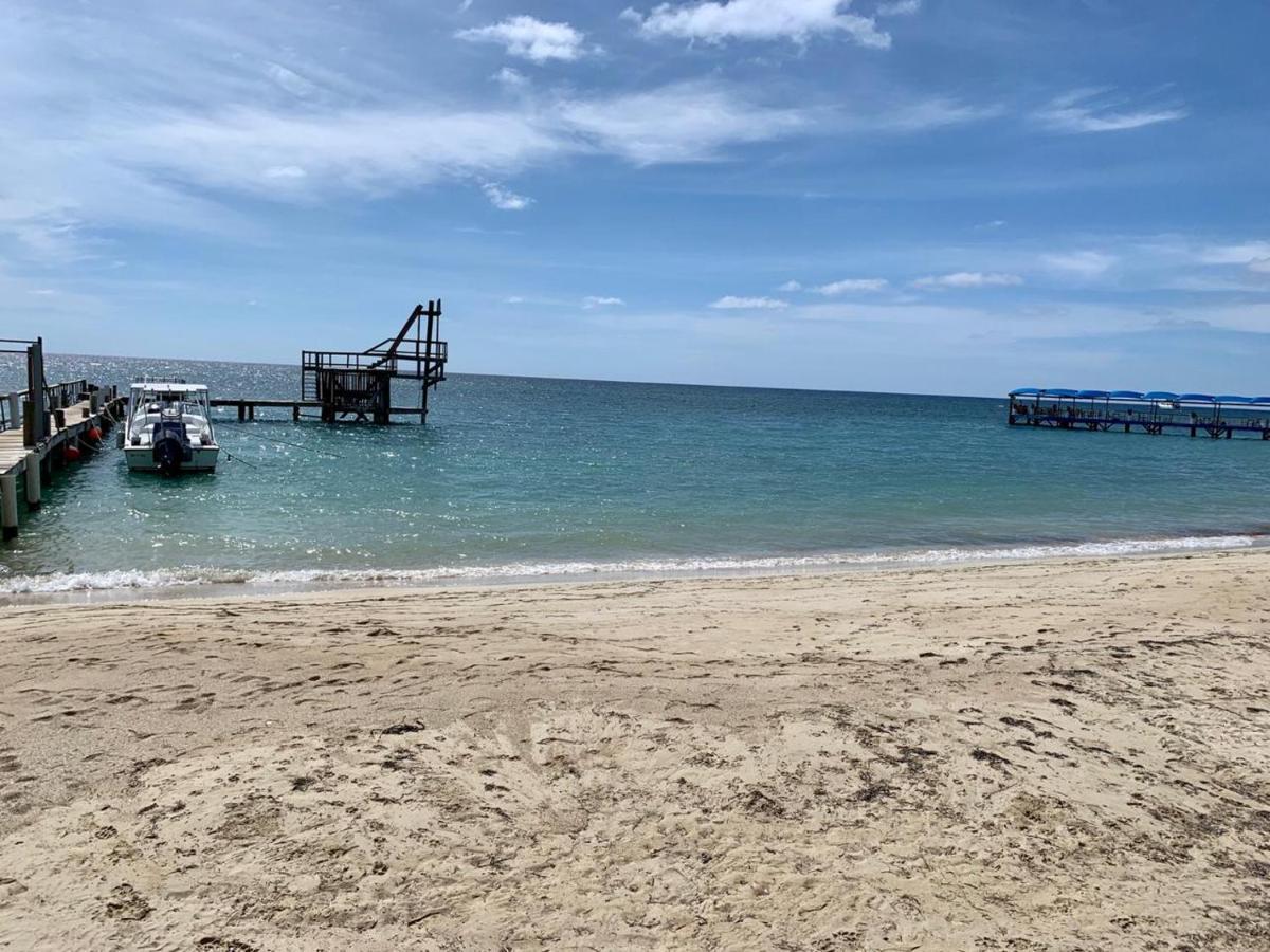 Fosters West Bay Resort Esterno foto