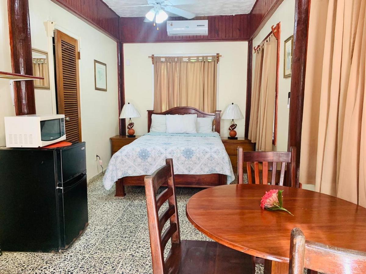 Fosters West Bay Resort Esterno foto