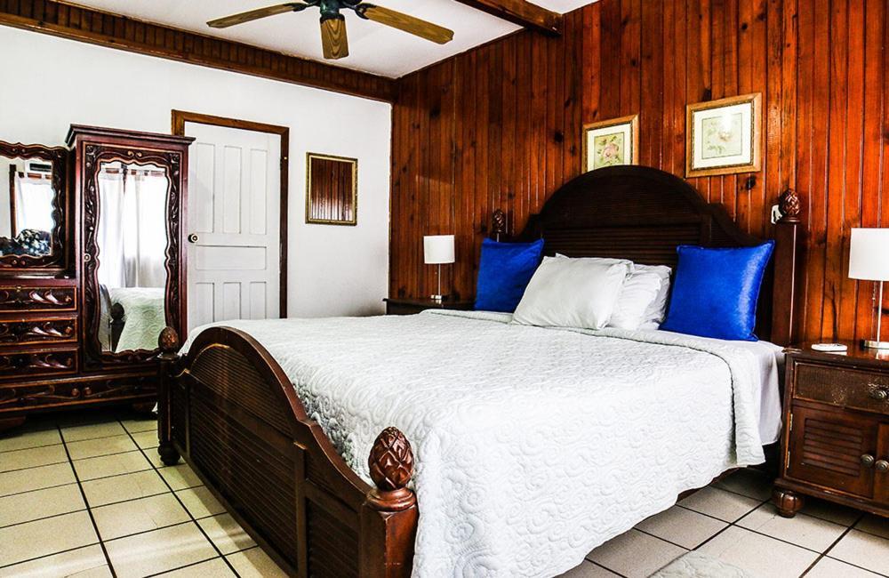 Fosters West Bay Resort Esterno foto
