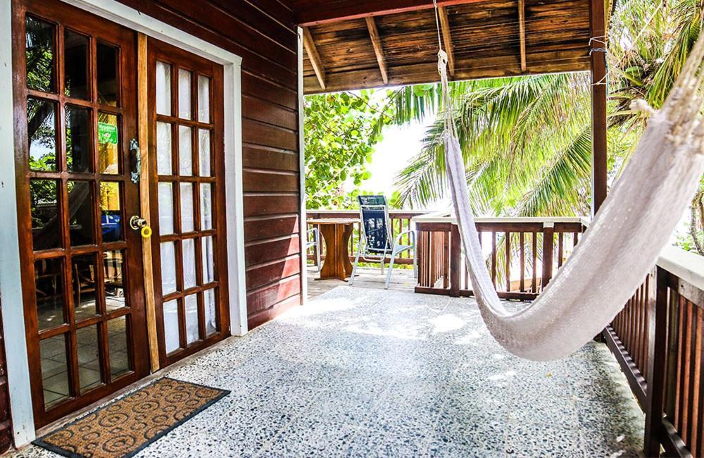 Fosters West Bay Resort Esterno foto