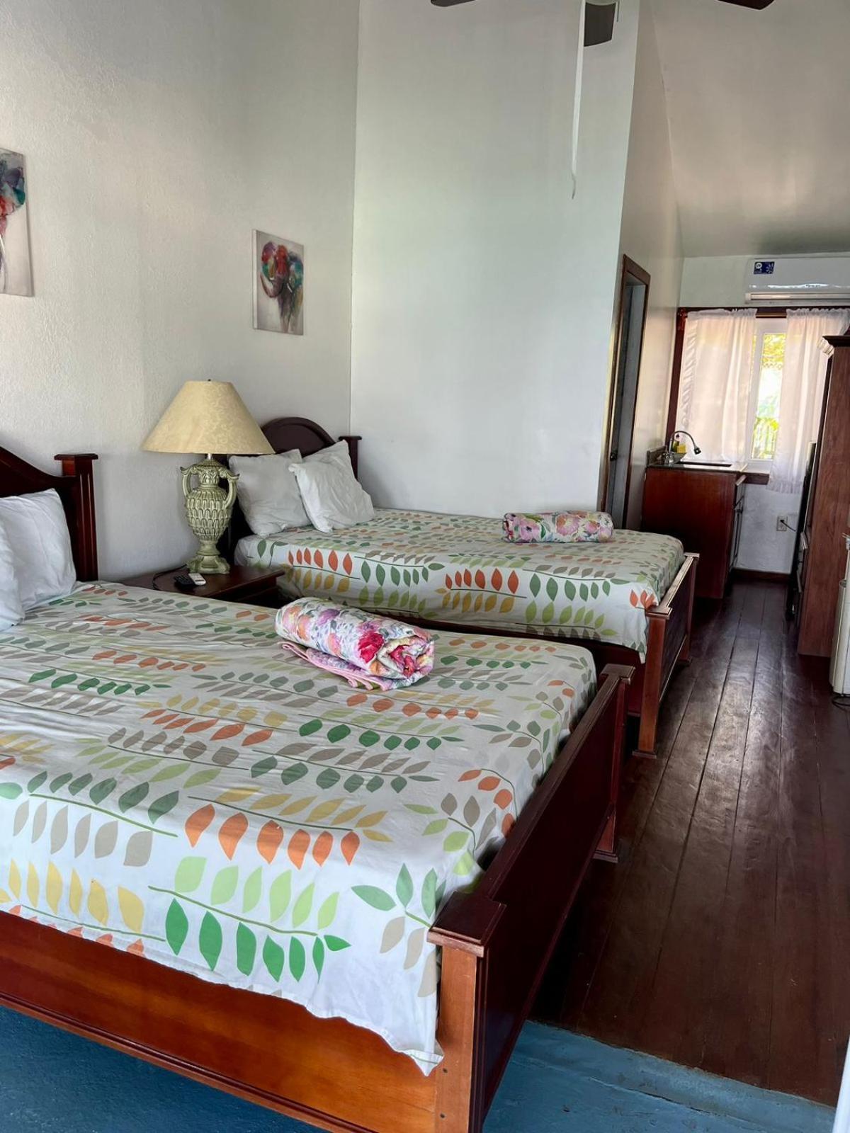 Fosters West Bay Resort Esterno foto