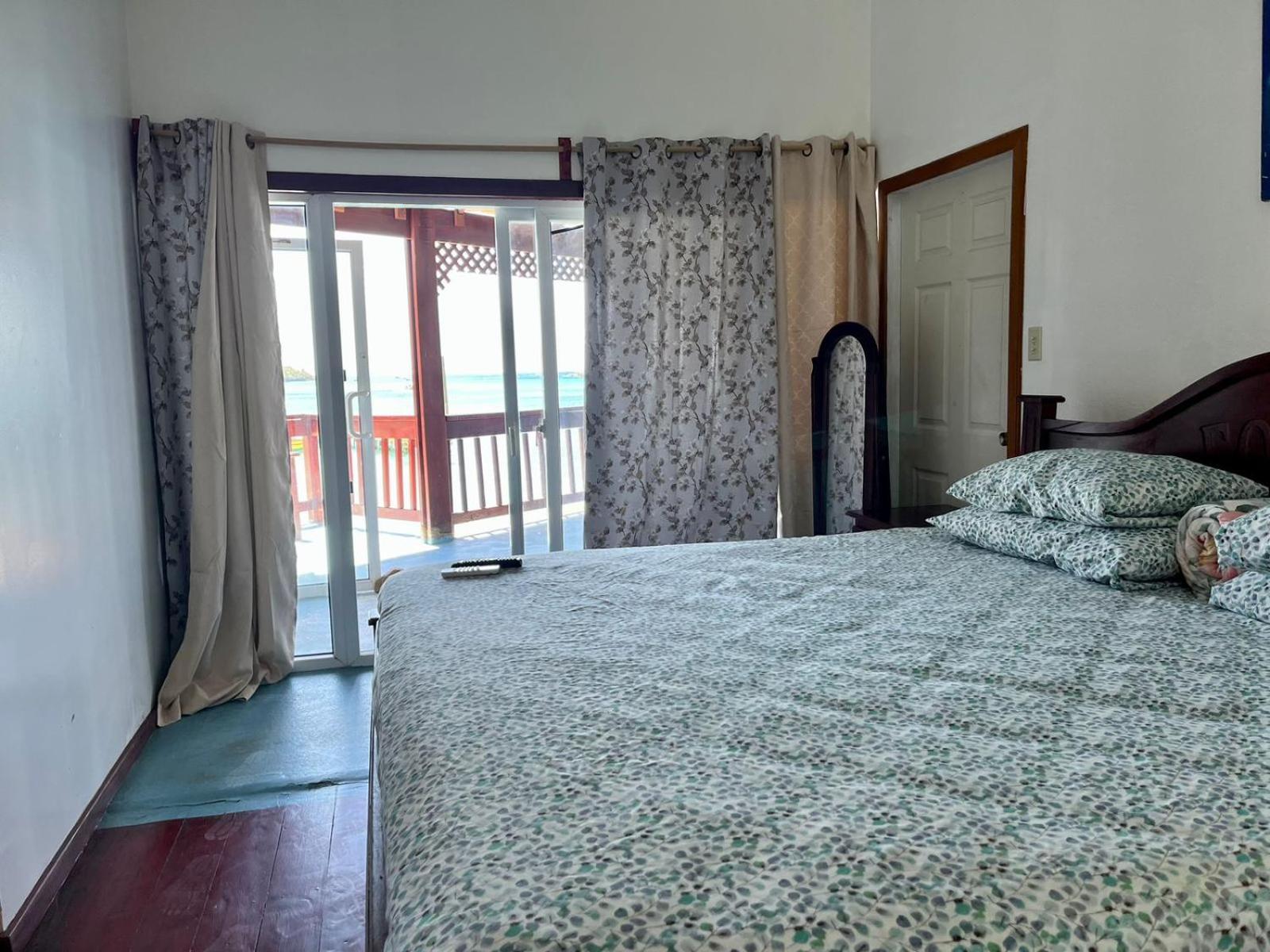 Fosters West Bay Resort Esterno foto
