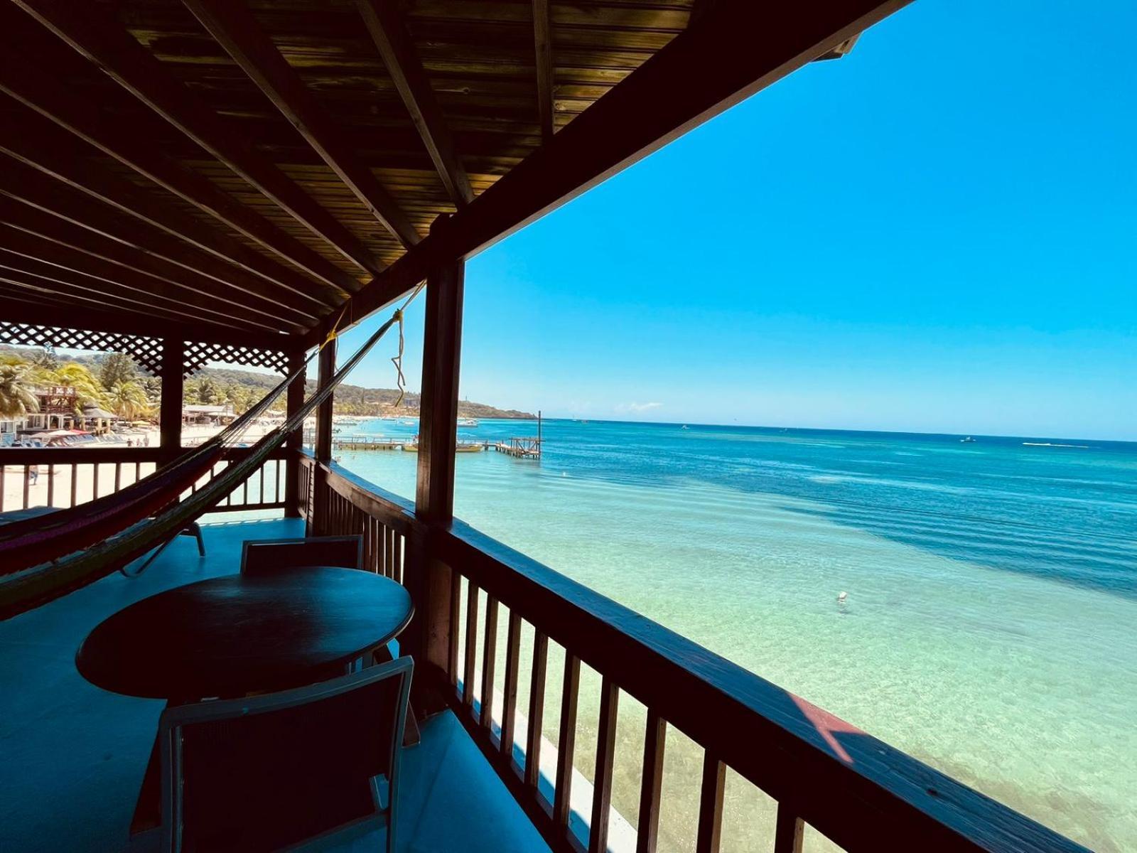 Fosters West Bay Resort Esterno foto