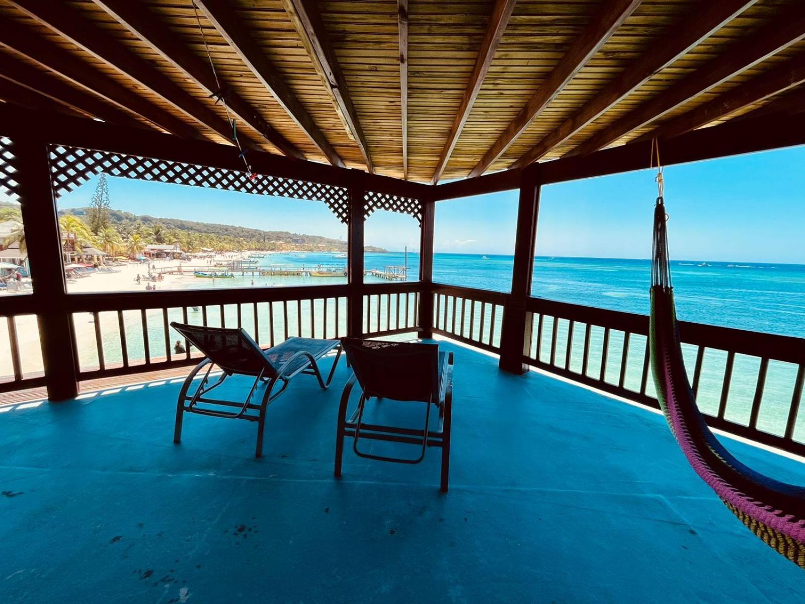 Fosters West Bay Resort Esterno foto