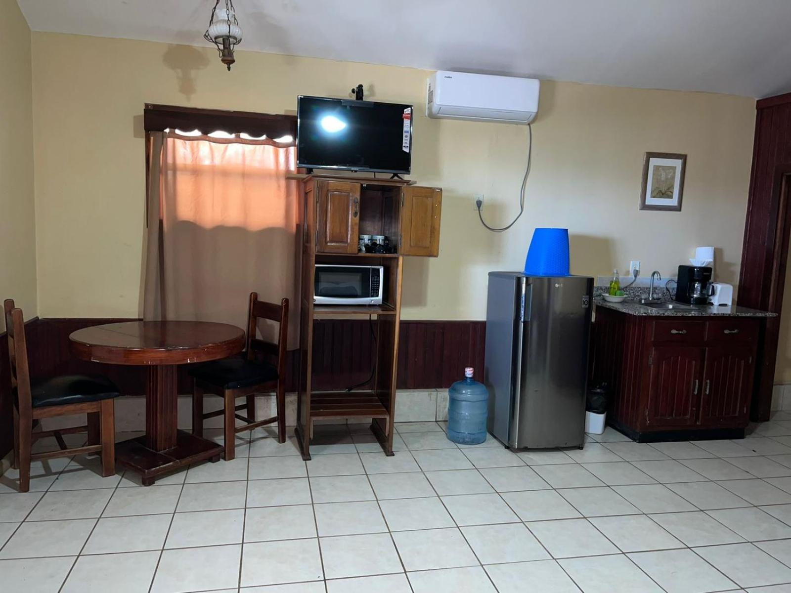 Fosters West Bay Resort Esterno foto