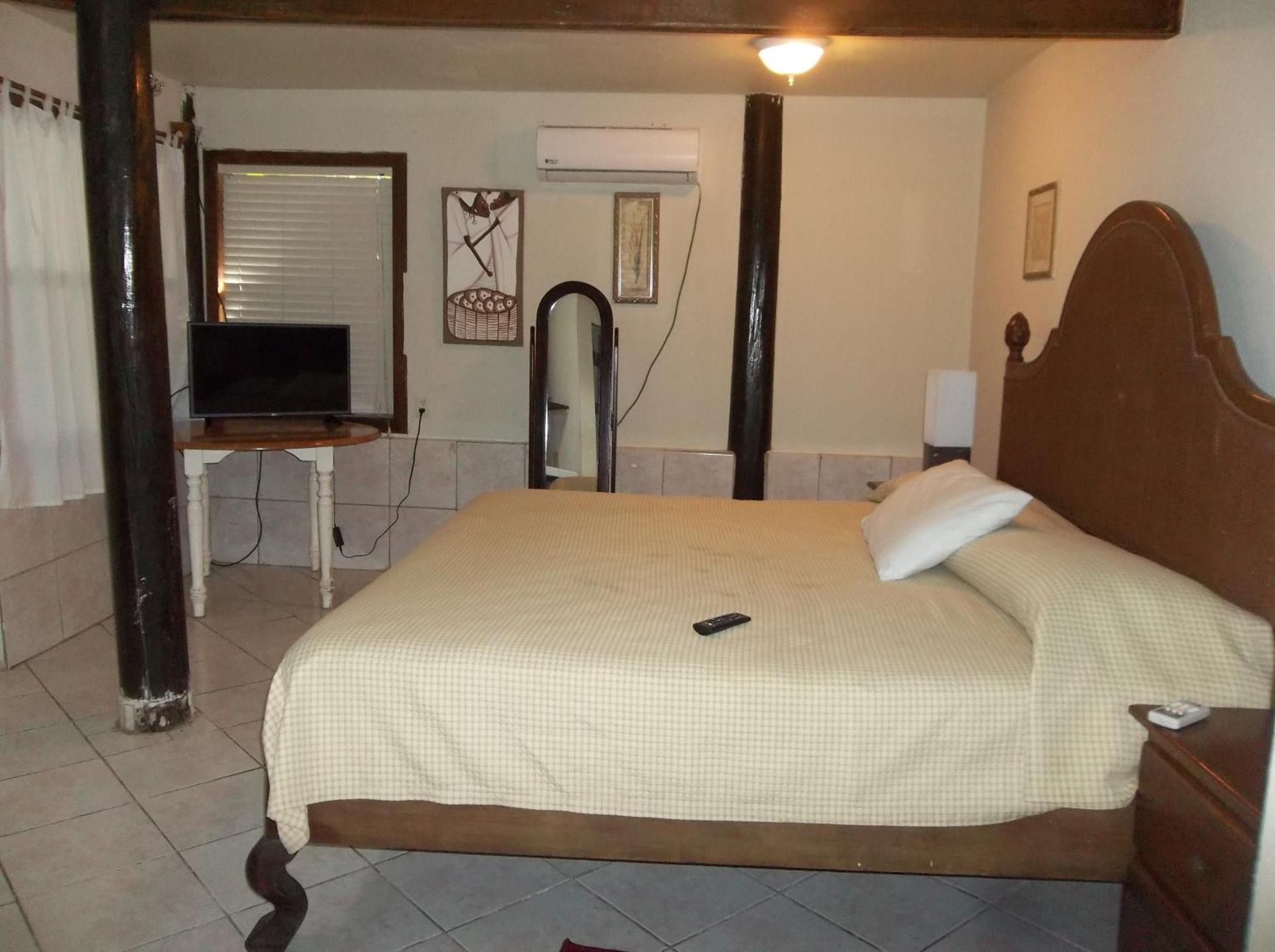 Fosters West Bay Resort Esterno foto