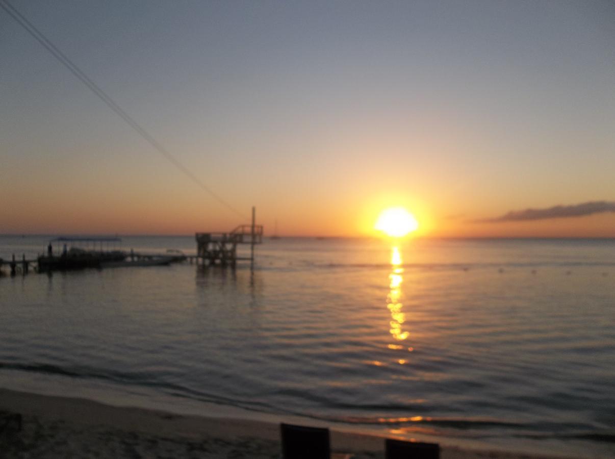 Fosters West Bay Resort Esterno foto