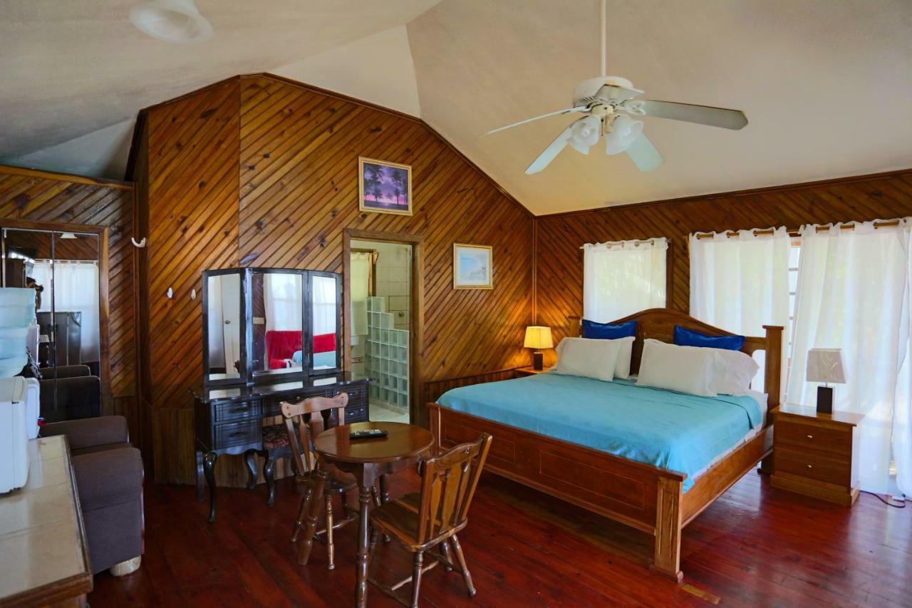 Fosters West Bay Resort Esterno foto