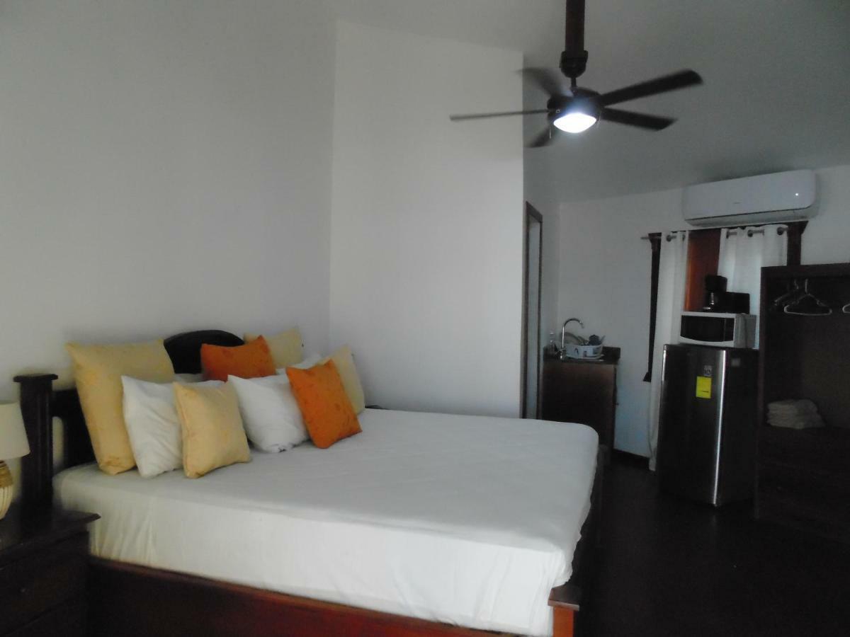 Fosters West Bay Resort Esterno foto