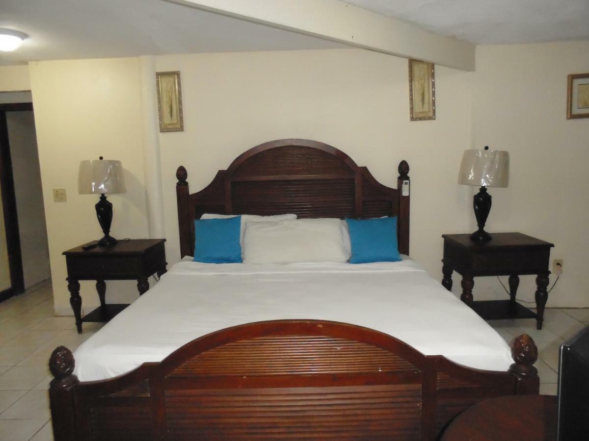 Fosters West Bay Resort Esterno foto