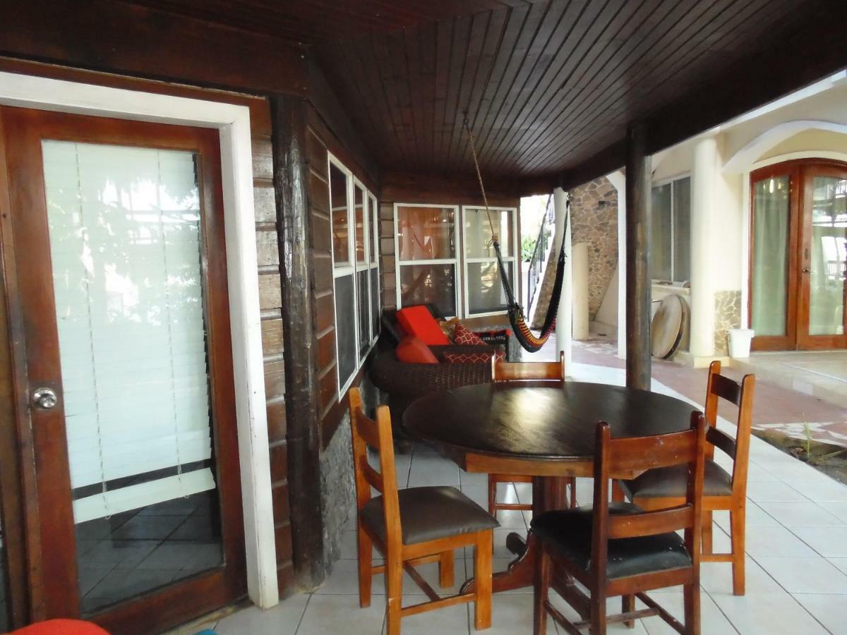 Fosters West Bay Resort Esterno foto