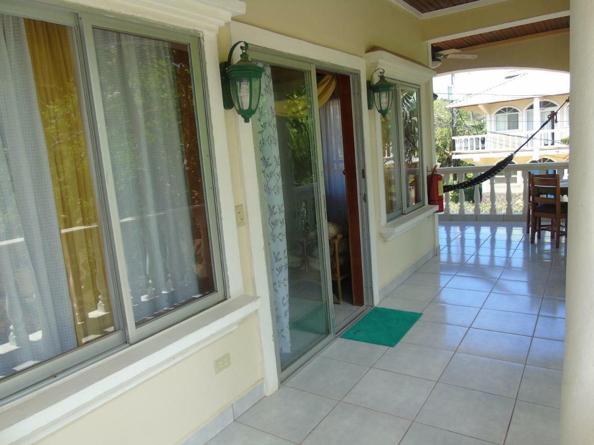 Fosters West Bay Resort Esterno foto