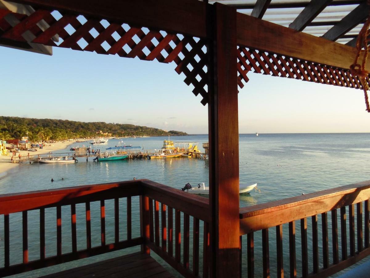 Fosters West Bay Resort Esterno foto