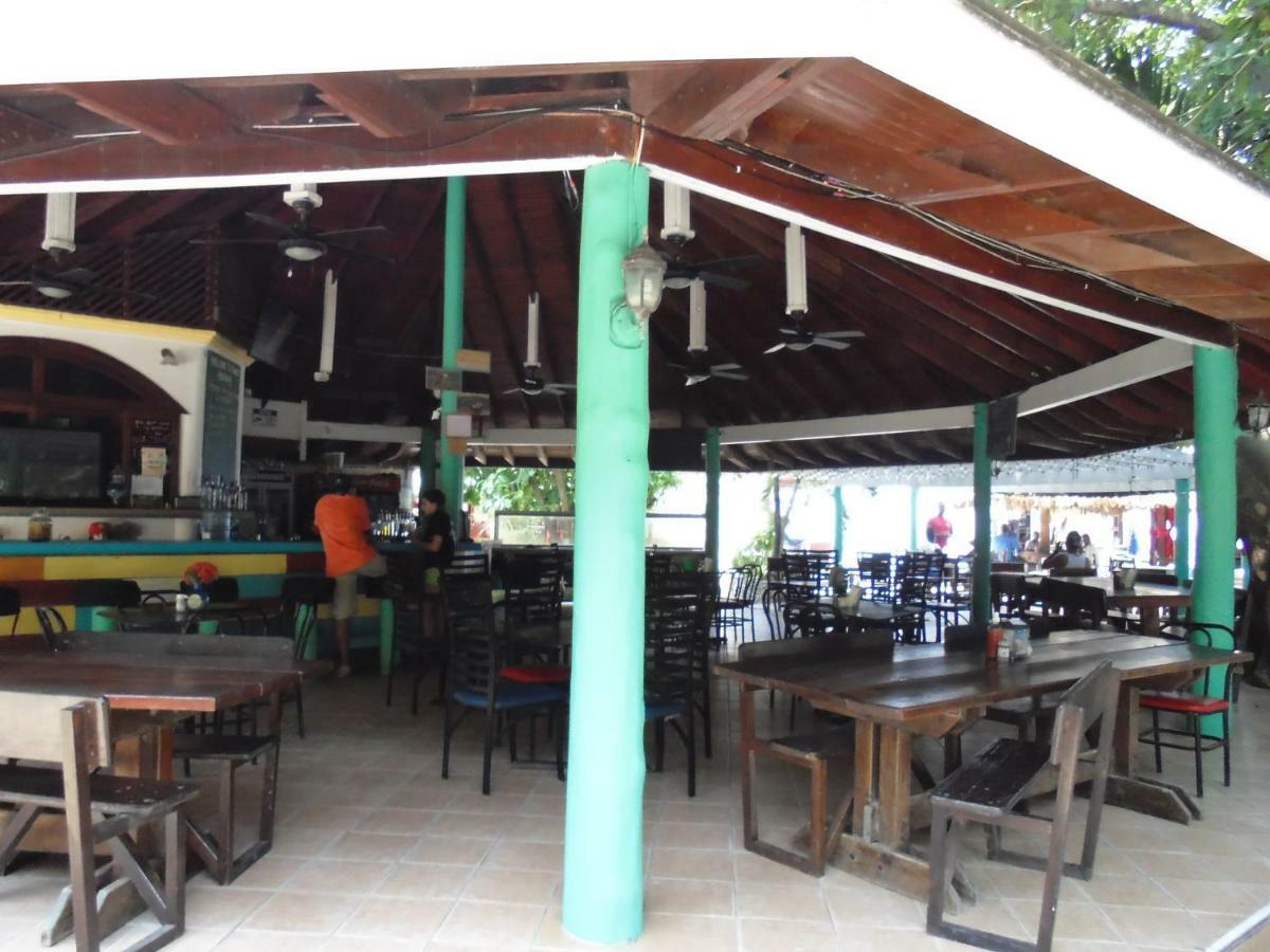 Fosters West Bay Resort Esterno foto
