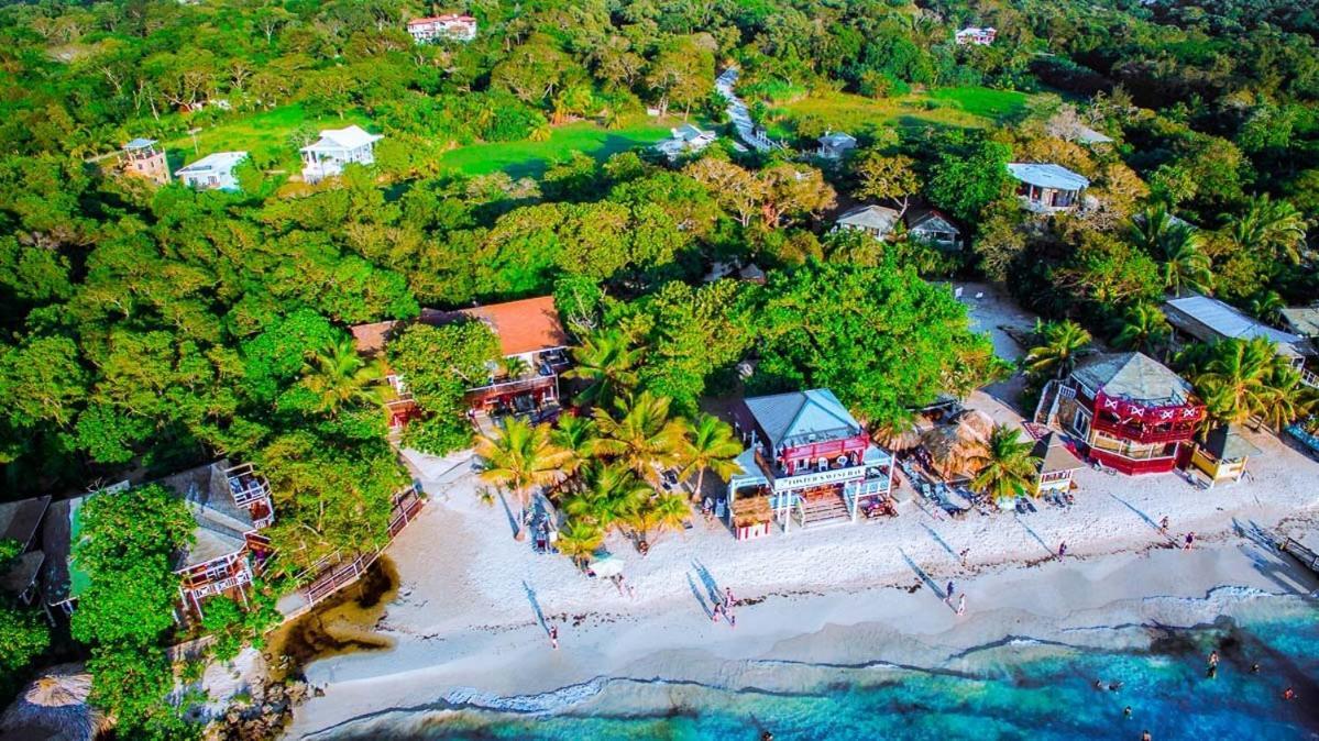 Fosters West Bay Resort Esterno foto